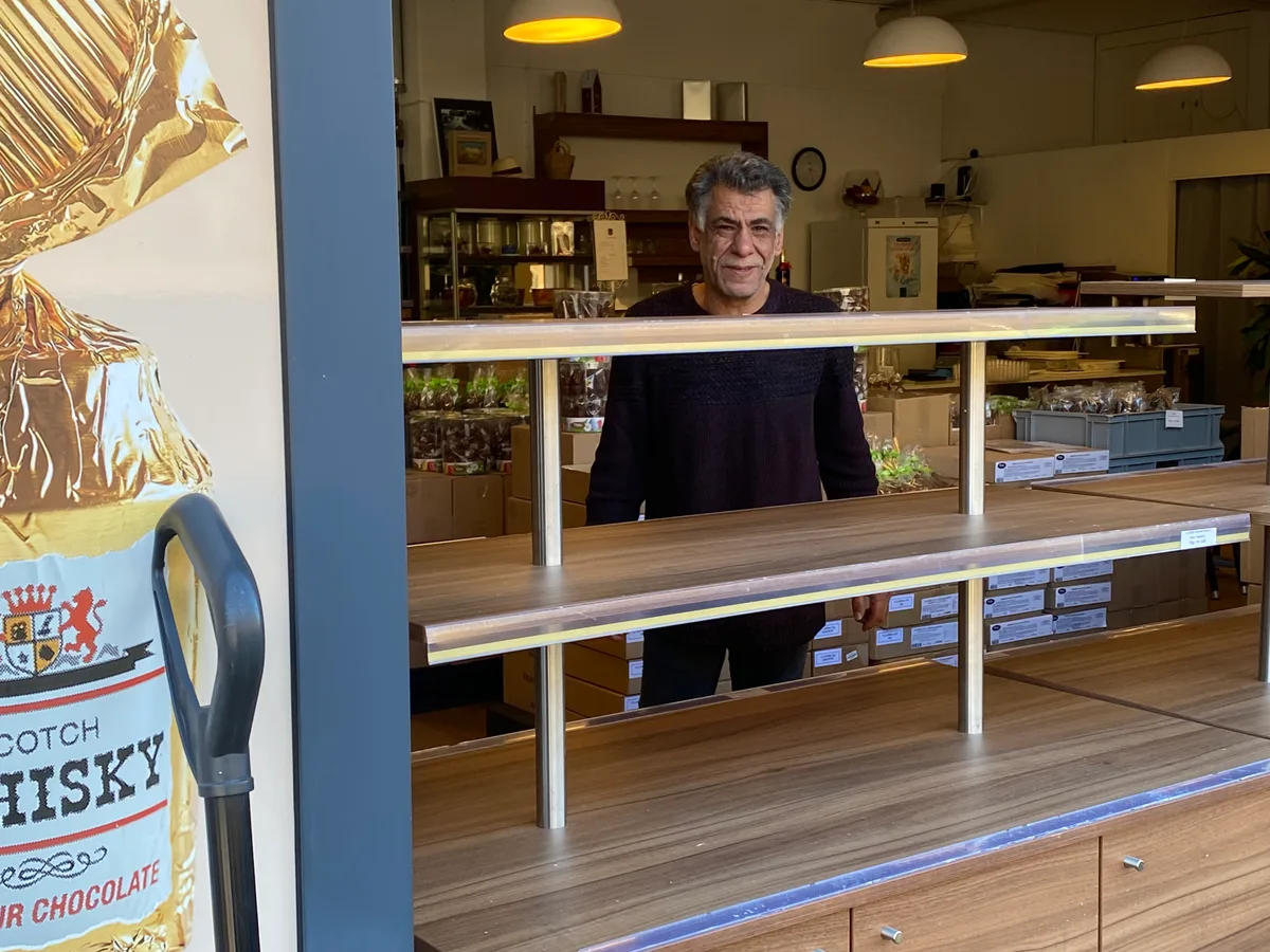 Zerborstene Fensterscheiben nach der heftigen Detonation in Illnau. Mohamad Chreif steht in seinem Lokal. Wo vorher ein Schaufenster war, klafft eine Lücke.